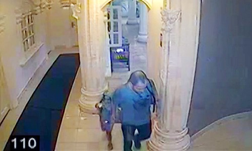 Người đàn ông Mỹ lén dẫn con gái khỏi khách sạn. Ảnh cắt từ clip