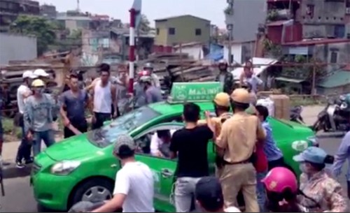Cảnh sát chặn bắt taxi vi phạm trên đường Nguyễn Khoái