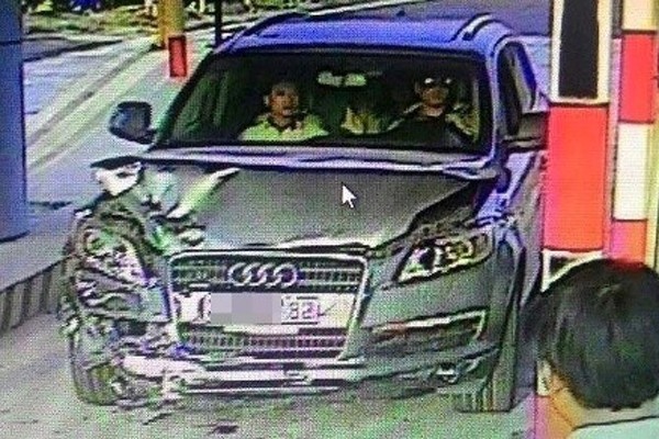 Trong ảnh là chiếc xe Audi bị nghi ngờ gây ra vụ tai nạn