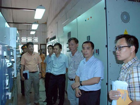 Phó Tổng giám đốc EVN Ngô Sơn Hải (thứ hai bên phải) kiểm tra công tác đảm bảo điện tại trạm cấp điện cho Trung tâm điều hành diễu binh nhân dịp 2/9 tại Hà Nội. Ảnh: Việt Cường