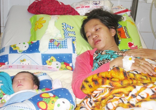 Mẹ con chị Ly đang được bác sĩ theo dõi sức khỏe tại Bệnh viện Phú Quốc. Ảnh: Nhật Tân