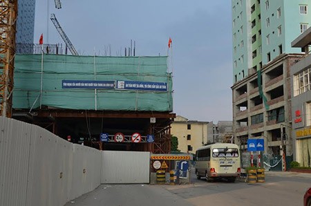 Khu vực rào chắn trước lô cốt giao thông trên đường Trần Phú (gần bến xe Hà Đông cũ) sẽ được dỡ bỏ vào ngày 14/9 tới (ảnh chụp ngày 11/9).