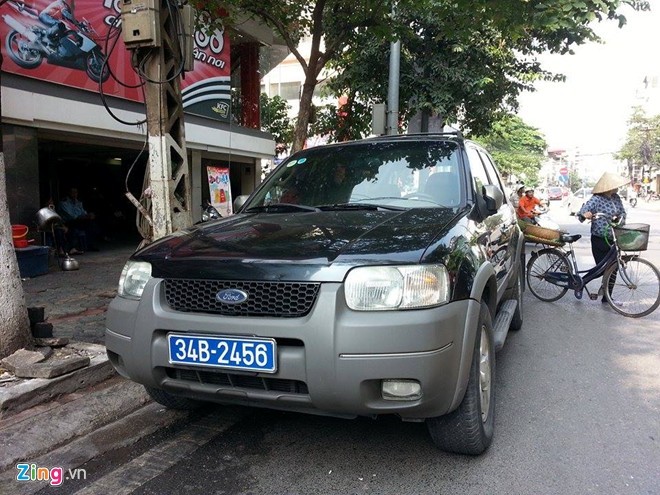 Chiếc xe biển xanh của Tỉnh ủy Hải Dương bị cảnh sát tạm giữ. Ảnh: Hoàn Nguyễn