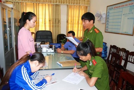 Đại diện Công an TP Đồng Hới, Quảng Bình đọc lệnh khởi tố bị can đối với Nguyễn Tú Anh