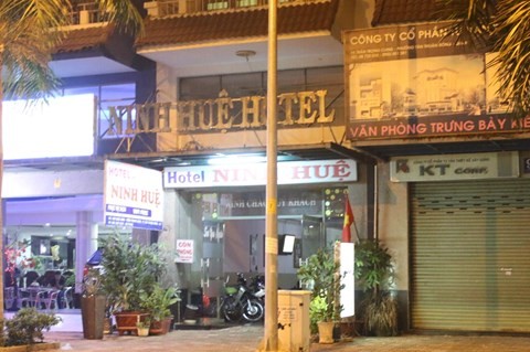 Khách sạn Ninh Huệ nơi phát hiện ba cặp mua bán dâm