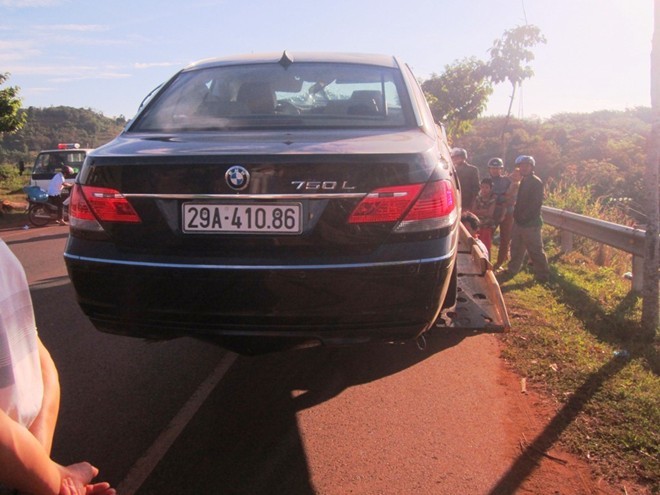 Chiếc BMW được xác định mang biển số giả và hết đăng kiểm từ ngày 28/6/2011. Ảnh: L.N.