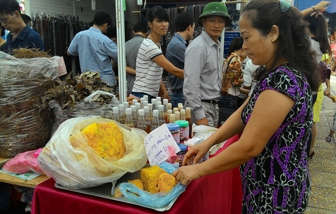 Mật ong hóa đá hiện có giá bán 800.000 đồng mỗi kg ở Hà Nội. Ảnh: Diệp Sa