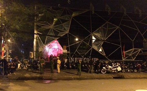 Lực lượng cảnh sát đột kích bar New Club. Ảnh: Phan Cường