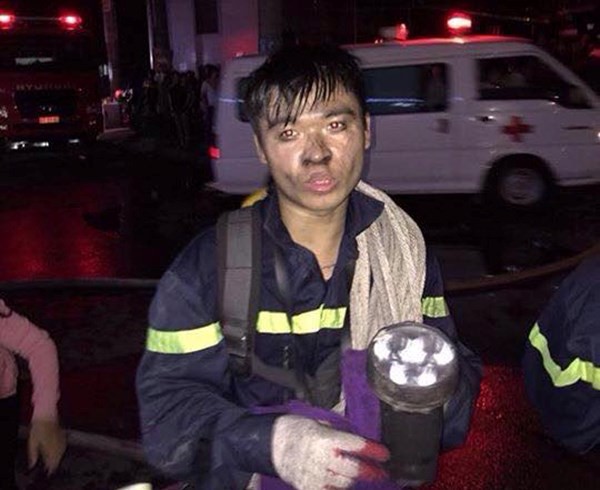 Khuôn mặt đen nhẻm của hạ sĩ Tùng sau khi giải cứu 50 người trong vụ cháy toà nhà CT4 