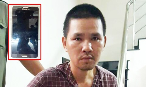 Đối tượng Chung Xi Long tại cơ quan công an cùng chiếc điện thoại tang vật vụ cướp được cơ quan công an thu giữ để trả lại cho bị hại
