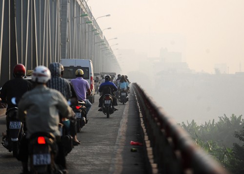 Tầm nhìn của người dân bị hạn chế bởi lớp sương mù xuất hiện vào sáng nay ở Hà Nội. Ảnh: Quý Đoàn