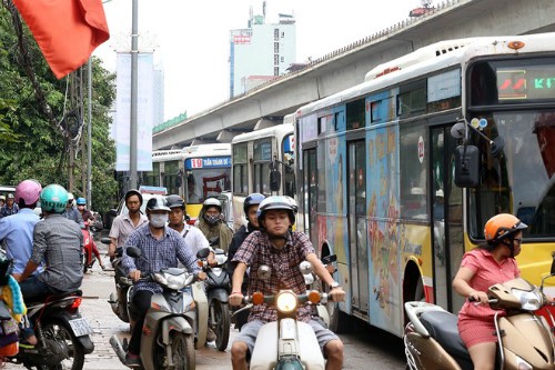 Trên đường Xuân Thuỷ - Cầu Giấy, Nguyễn Trãi - Hà Đông, cảnh xe buýt nối đuôi nhau ùn tắc giao thông thường xuyên diễn ra. Ảnh: Bá Đô