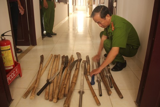 Công an huyện Duy Xuyên thu giữ nhiều dao, kiếm, mã tấu các thanh niên gây rối công cộng. Ảnh: Người lao động