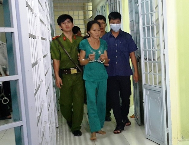 Bà Nguyễn Thị Vân bị lực lượng chức năng dẫn giải vào thời điểm xảy ra vụ án. Ảnh: Minh Anh/Dân trí