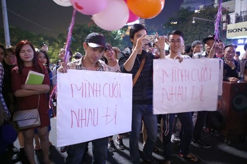 Khoảng 19h30, nhóm bạn của Quang Anh đã xuất hiện cùng những chùm bóng bay và tấm bảng "mình cưới nhau đi" được chuẩn bị từ trước đó