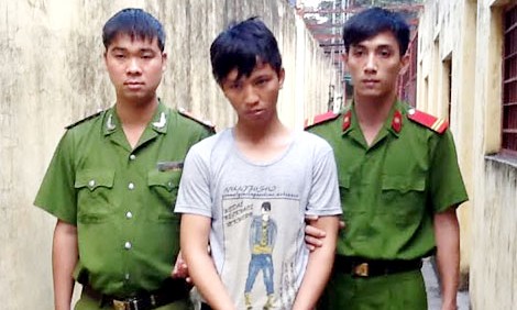Đối tượng Bùi Quang Mạnh bị công an áp tải đến trụ sở điều tra sau hành vi giết người - Ảnh: Sơn Hải 