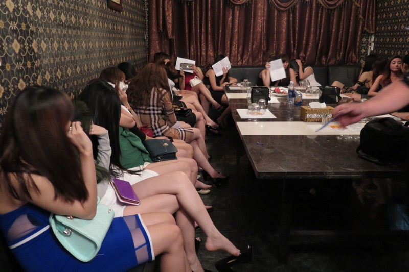 Gần 30 tiếp viên nữ đang phục vụ hát karaoke cho khách nước ngoài