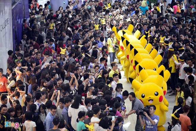 10 chú Pikachu điện tử, nhân vật trong bộ phim hoạt hình Pokémon và nhiều truyện tranh, trò chơi có nguồn gốc từ Nhật Bản vừa có màn biểu diễn thu hút người xem tại một trung tâm thương mại ở Hà Nội