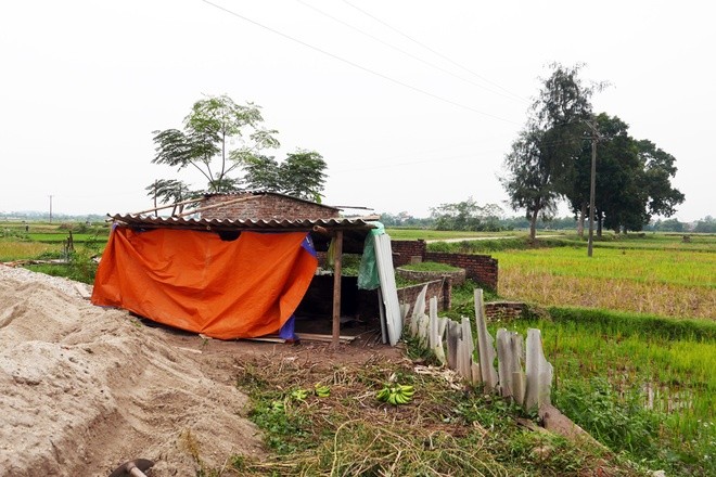 Khu lán tạm nơi nghi can Nguyễn Văn Kỳ tá túc được dựng bên lề đường trên cánh đồng thuộc thôn 3, xã Hương Ngải (Thạch Thất). Lán được dựng tạm bợ bằng vài tấm phibrô ximăng, mặt trước che bằng tấm bạt lớn