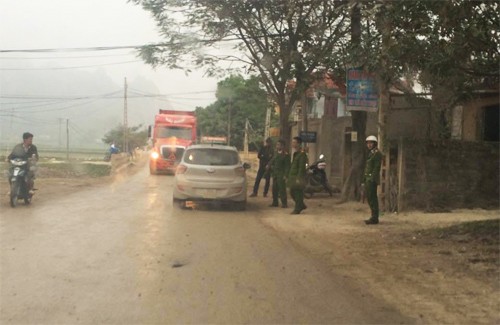 Một tốp cảnh sát chốt chặn ở con đường gần phân trại số 4, kiểm tra các phương tiện đi qua. Ảnh: Lê Hoàng