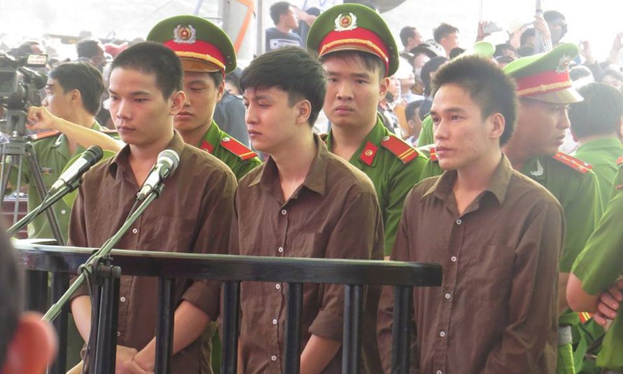 Ba bị cáo Nguyễn Hải Dương, Vũ Văn Tiến và Trần Đình Thoại tại phiên tòa. Ảnh Việt Văn