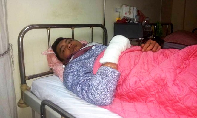 Anh Duy bị chém đứt hai ngón tay hiện đang được điều trị tại bệnh viện Saint Paul. Ảnh: PV/Vietnam+