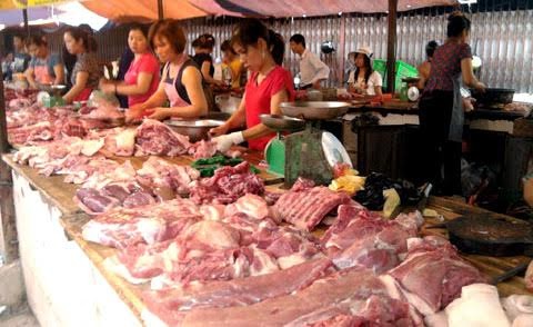 Nhiều gia đình ở Hà Nội không dám đi chợ vì sợ mua phải thực phẩm độc hại