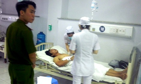 Nghi phạm Nguyễn Tuấn Cường khi được đưa đến bệnh viện