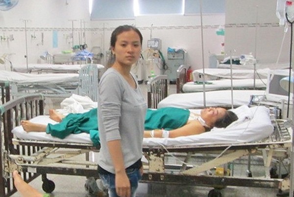 Nạn nhân đang cấp cứu và điều trị tại Bệnh viện đa khoa Ninh Thuận