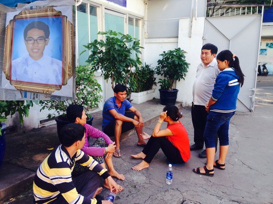 Gia đình chị Nguyễn Thị Lệ chờ cơ quan chức năng khám nghiệm tử thi (ảnh lớn) và di ảnh Đinh Thanh Thao