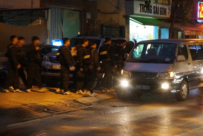 Cảnh sát cơ động trang bị vũ trang tham gia việc bắt, khám xét khẩn cấp. Ảnh: Việt Đức