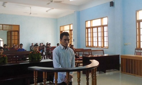 Bị cáo Kpă Pyêl nghe tòa tuyên án. Ảnh: Báo Công lý