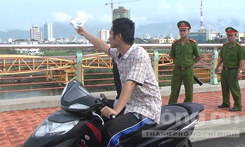 Nghi phạm Feng Long Chun đang thực hiện lại hành động vứt súng