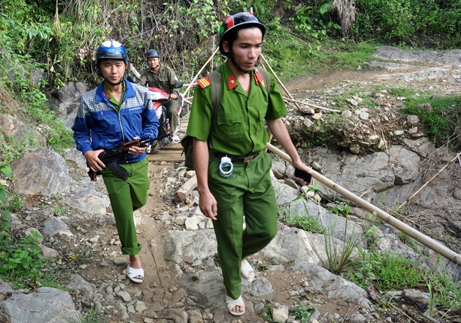 Công an huyện Tây Trà trong một lần truy quét tội phạm giữa rừng. Ảnh tư liệu: Minh Hoàng