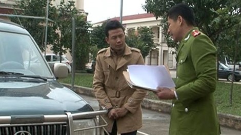 Công an TP Ninh Bình lấy lời khai của Trần Đức Vương tại hiện trường