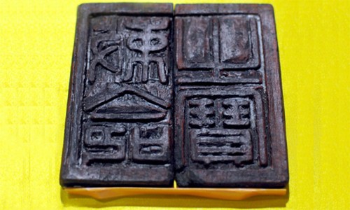 Ấn Sắc mệnh chi bảo được tìm thấy tại Hoàng Thành Thăng Long vào năm 2012