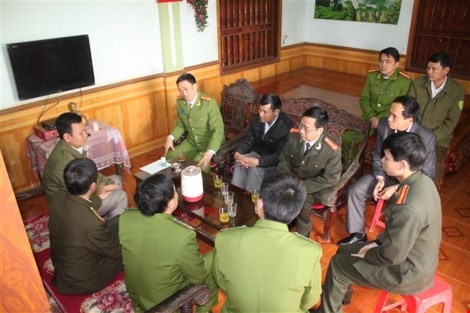 Lãnh đạo Công an tỉnh Nghệ An thăm, động viên và trao tiền hỗ trợ cho ông Hiệu (ngồi trong cùng bên trái). Ảnh: Công an tỉnh Nghệ An