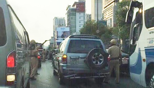 CSGT vây bắt chiếc xe 7 chỗ trên đường Nguyễn Văn Trỗi. Ảnh: BĐCC