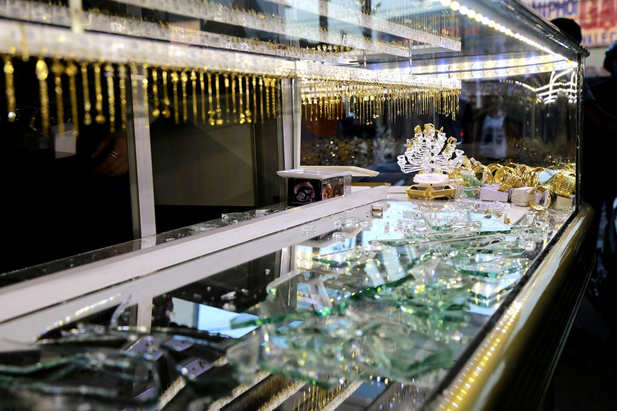 Tủ kính tiệm vàng bị kẻ cướp đập vỡ, lấy đi khoảng 14 lượng vàng gồm đây chuyền và lắc đeo tay 