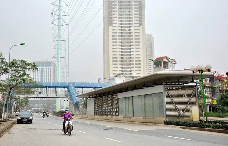 Được khởi công xây dựng từ tháng 3 năm 2014, dự án xe buýt nhanh Hà Nội (BRT) được xây dựng theo tiêu chuẩn quốc tế, lần đầu tiên có mặt tại Việt Nam. Dự án do Ban quản lý dự án đầu tư phát triển giao thông đô thị Hà Nội thực hiện với tổng kinh phí đầu tư