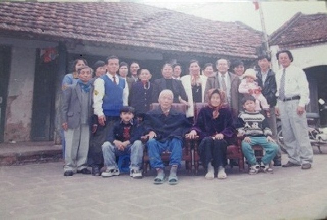 Các thành viên gia đình ông Hoàng Văn Nghị. Ảnh: Ngọc Thi (chụp từ màn hình)