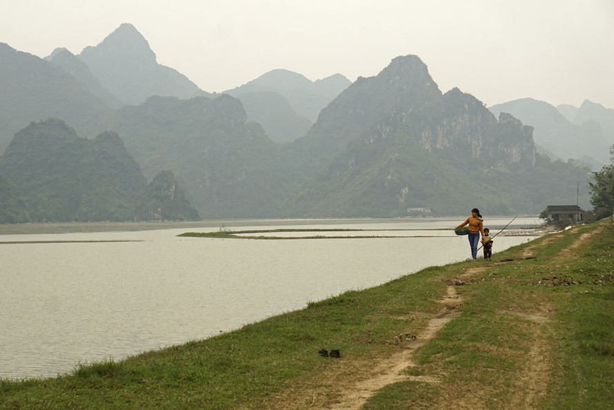 Hồ nằm cách trung tâm TP Hà Nội khoảng 40 km, thuộc địa phận xã Tuy Lai, huyện Mỹ Đức. Đây là vùng đất cuối cùng phía Tây Nam của Hà Nội, giáp ranh với tỉnh Hòa Bình