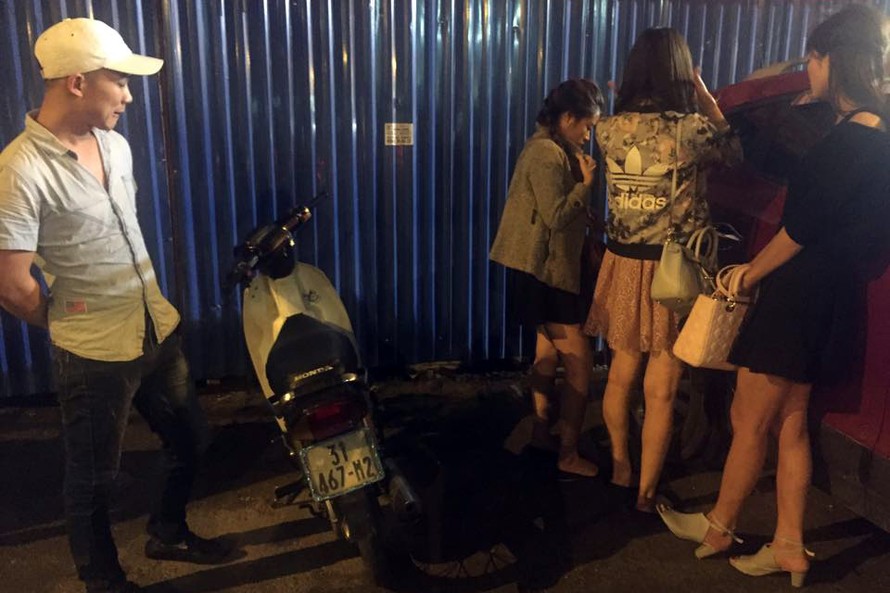 Nam thanh niên chở theo các cô gái 'dịch vụ' bị lực lượng 141 dừng xe kiểm tra.