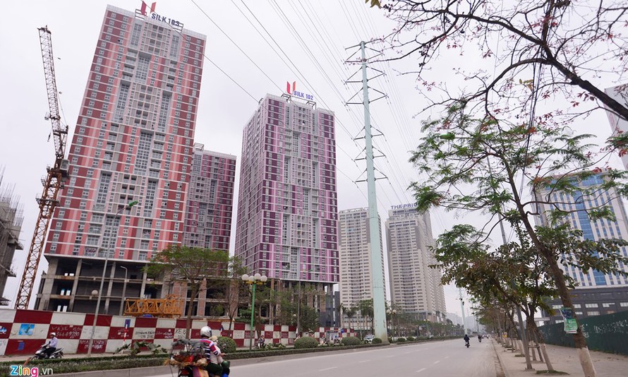 Dự án Usilk City (Hà Đông, Hà Nội) nằm trên đường Lê Văn Lương "án binh bất động" nhiều năm nay. Mặc dù một số tòa đã bàn giao nhà cho khách hàng nhưng các tầng thương mại, cảnh quan sân vườn... tại 3 tòa nhà 101, 102, 103 cụm CT1 của cụm dự án này vẫn ch