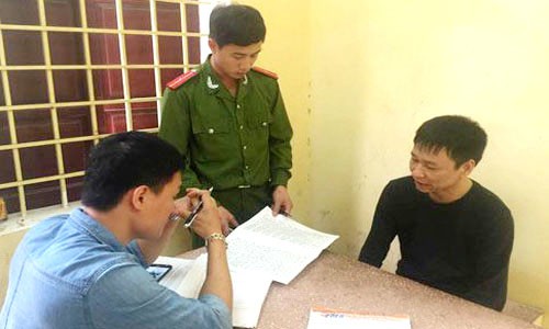 Cảnh sát lấy lời khai Nguyễn Thành Trung. Ảnh: T. Thanh