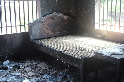 Chiếc giường ngủ của vợ chồng nạn nhân Ngữ bị cháy đen. Ảnh: VnExpress