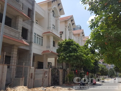 Căn nhà nạn nhân cặp sát căn nhà đang xây dựng dang dở - Ảnh: Nguyễn Thúy