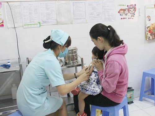 Để đảm bảo an toàn cho trẻ, chỉ được tiêm vaccine tại cơ sở tiêm chủng