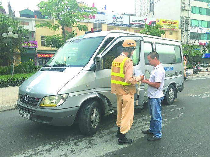 Tổ công tác đặc biệt lập biên bản xử lý xe khách vi phạm tại đường Minh Khai, chân cầu Vĩnh Tuy (Chụp ngày 4/5). Ảnh: Văn Huế