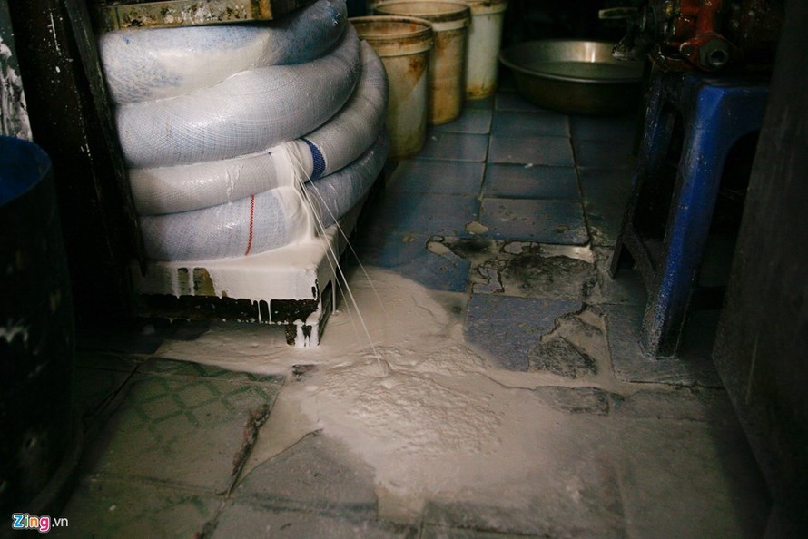 Mỗi ngày khối lượng bún sản xuất đạt gần 80 tấn, cung cấp cho khoảng trên 50% thị phần khu vực Hà Nội. Giai đoạn ép, nước bột gạo đã lên men chảy ra rất nhiều. Nước thải từ quá trình sản xuất bún có nhiều tinh bột. Qua quá trình phân hủy các vi sinh 